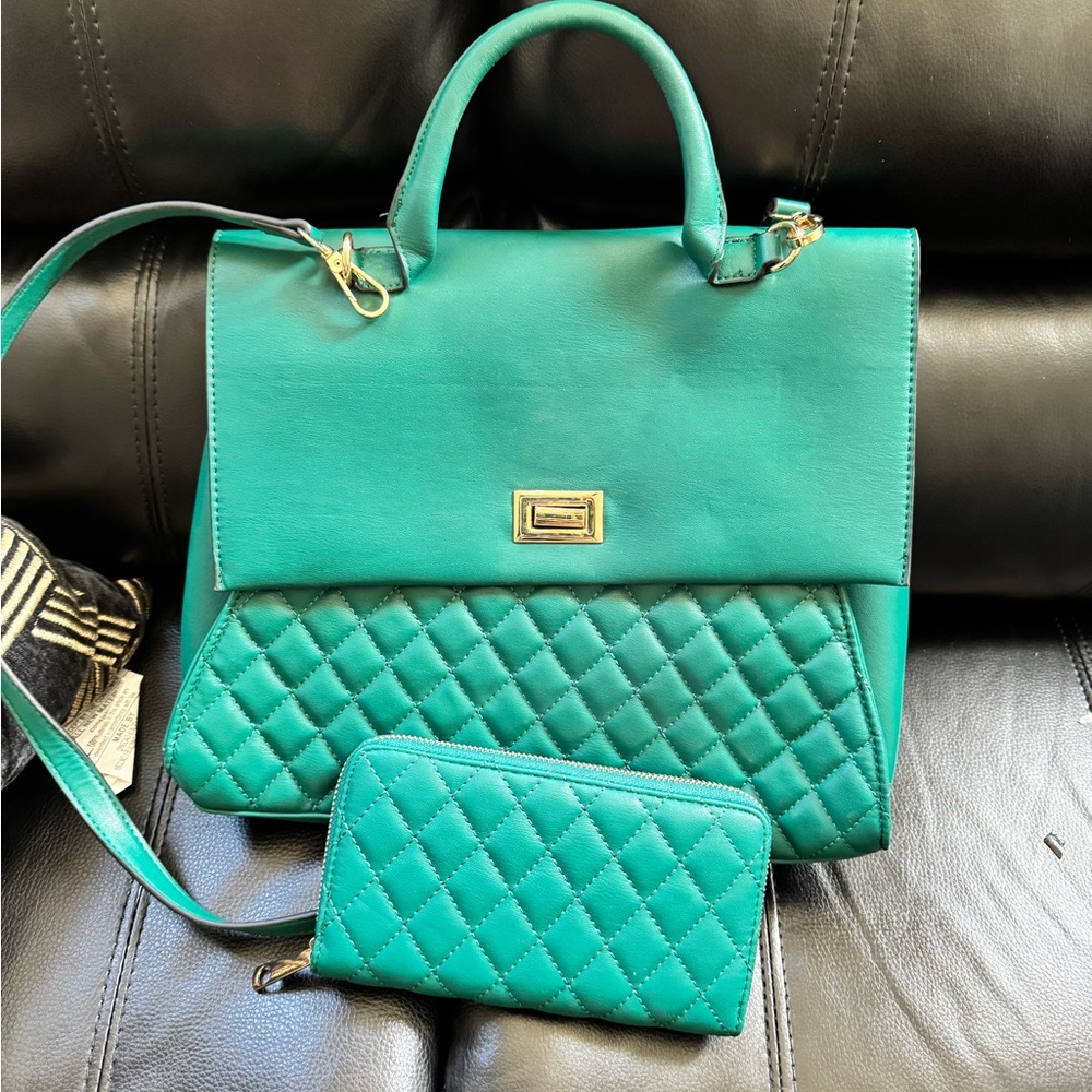 Green bag only worn once . No peeling no scratches